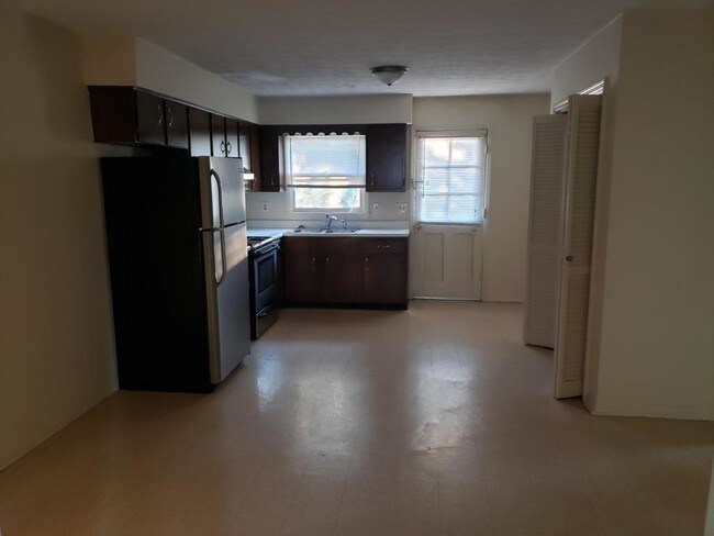 Building Photo - 743 Hildeen
