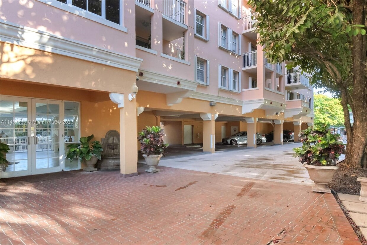 1 Alhambra Cir Unit 304, Coral Gables, FL 33134 Condo for Rent in