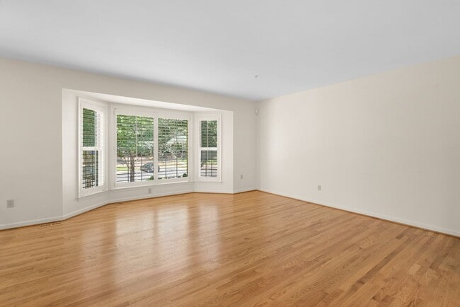 Foto del edificio - 3 Bed 3.5 Bath - Rockville Townhome - 2 Ca...