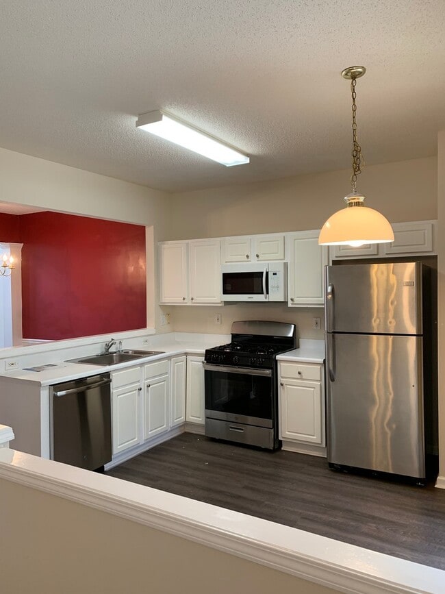 Building Photo - Stunning 3BR/2.5BA Townhome in Top-Rated F...