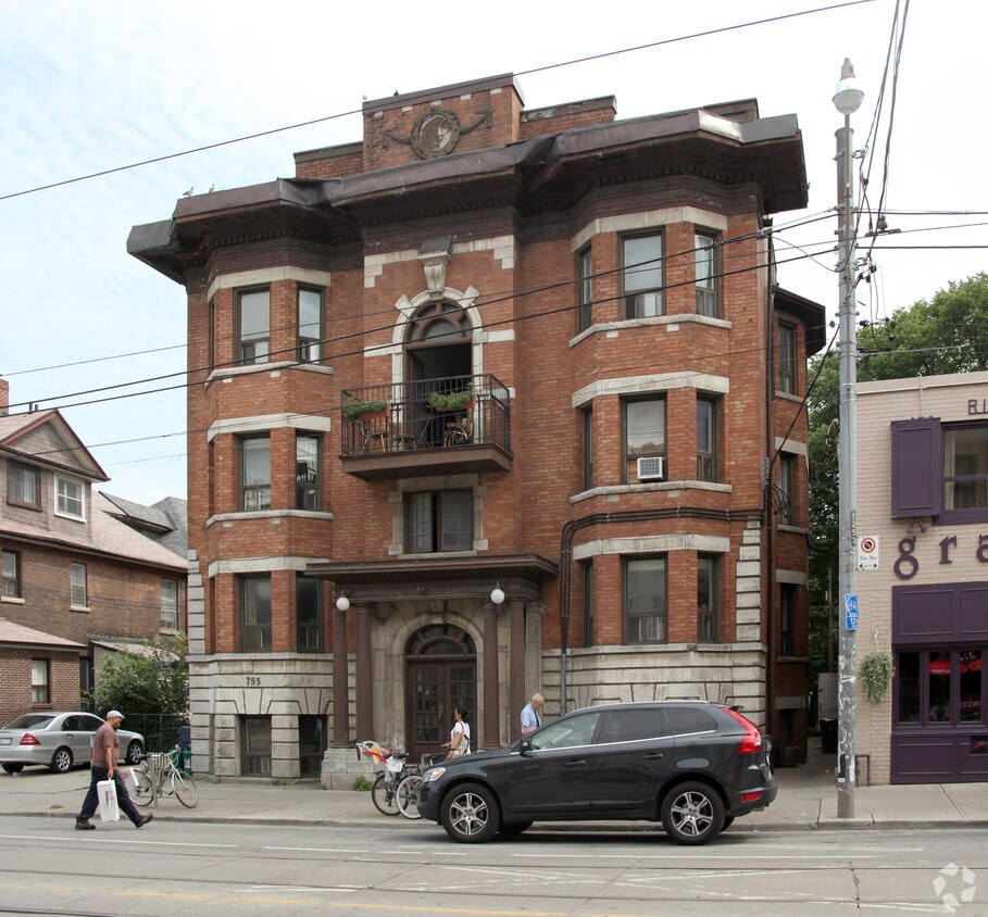 Building Photo - 795 College St