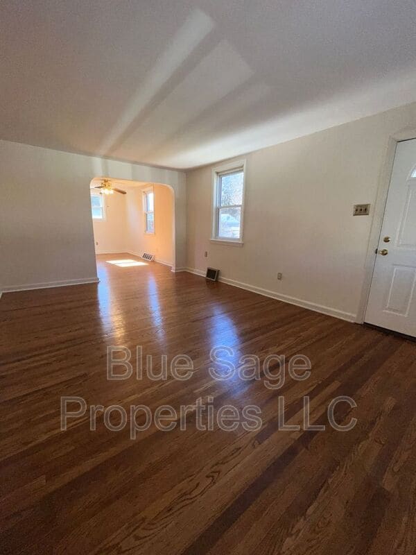 Building Photo - 202 Davis Ave