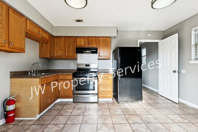 Foto del edificio - 2203-2203 Octavia Dr