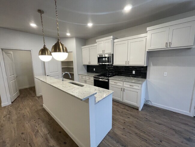 Foto del edificio - Luxurious Townhome Located In Abbey Glen - Cooper ISD