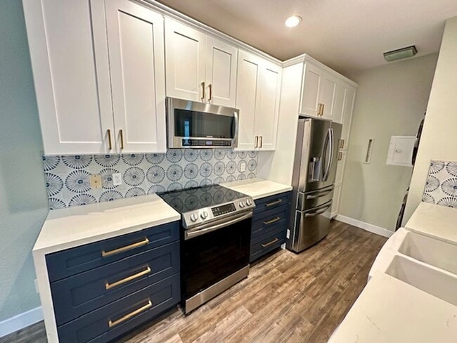 Building Photo - Stunning One Bedroom with Designer Finishe...