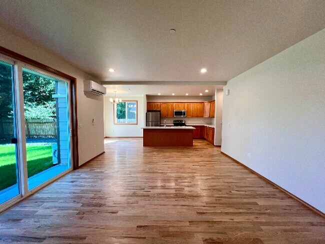 Foto del edificio - PENDING APPLICATION: Stunning Brand New Bu...