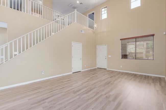 Foto del edificio - Spacious 4 bedroom home with full bath and...