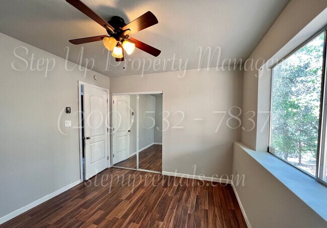 Building Photo - Spacious 3 Bedroom Home with Large Bonus R...