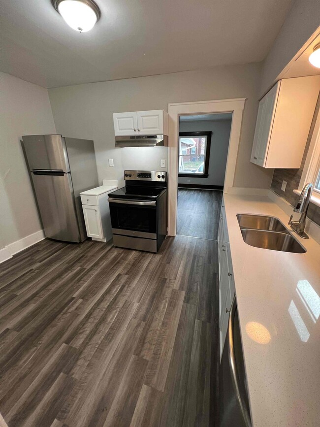 Building Photo - 943 Delia Ave