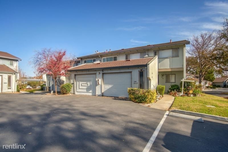 Primary Photo - 3 br, 2.5 bath Townhome - 646 Knollwood Dr