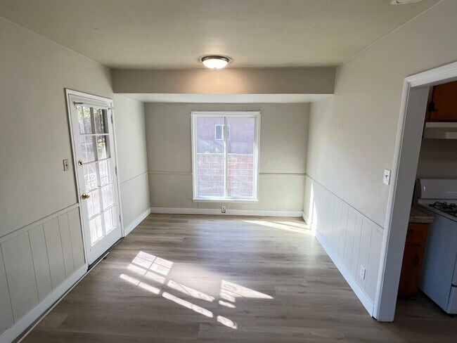 Building Photo - Nice 3 Bedroom, 1.5 Bathroom Single Family...