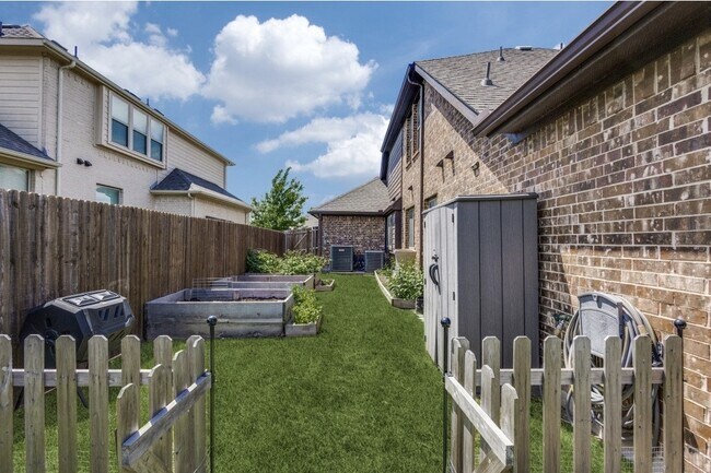 Foto del edificio - 3317 Creekhaven Dr