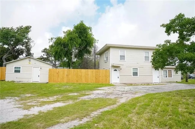 Building Photo - 902 W Lakeside Dr