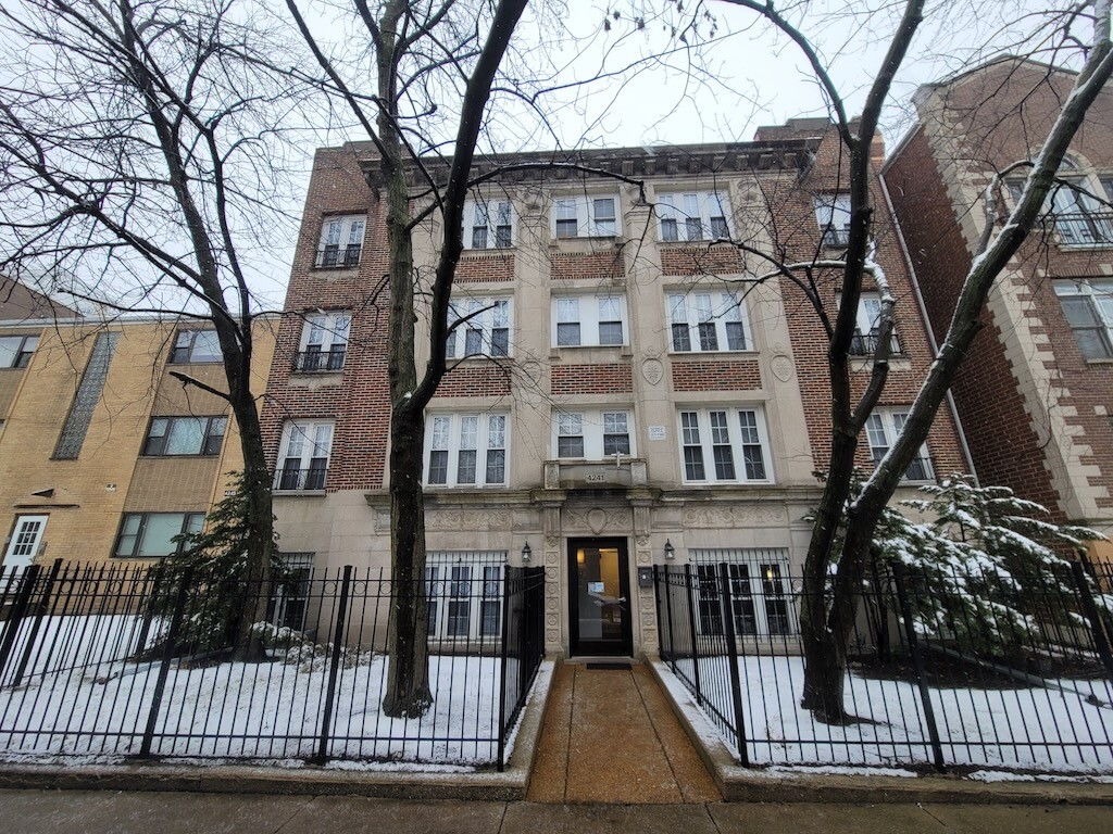 Primary Photo - 4241 N Kenmore Ave