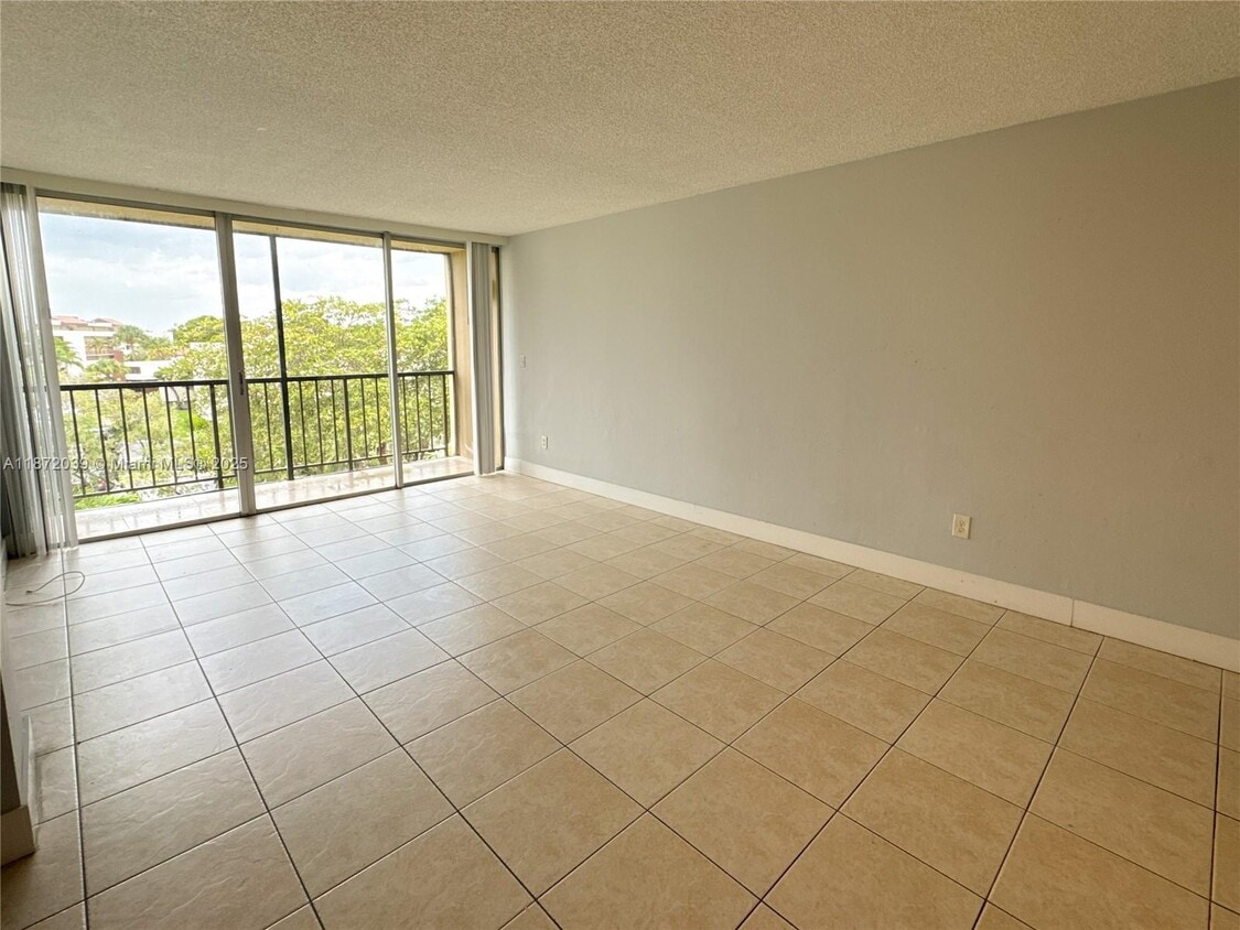 Primary Photo - 8840 Fontainebleau Blvd