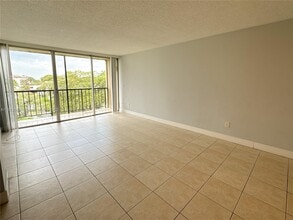 Building Photo - 8840 Fontainebleau Blvd