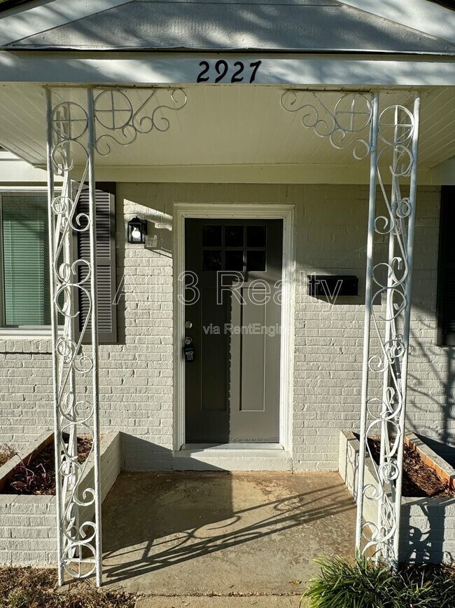 Foto del edificio - 2927 Brevard Ave
