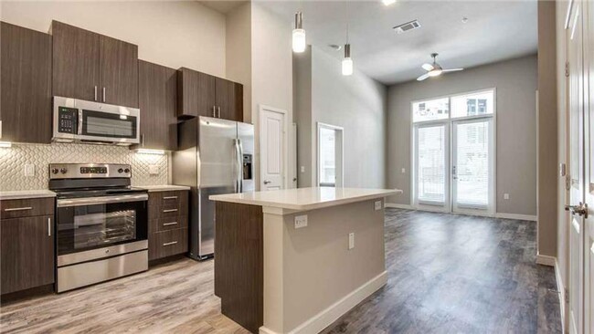 Foto del edificio - 1050 Galatyn Pkwy
