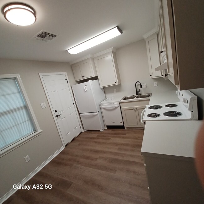 Building Photo - 1043 Sybil Dr