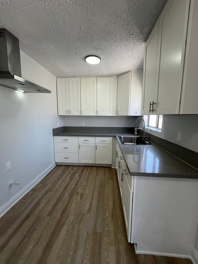 Building Photo - 641 W 92nd St