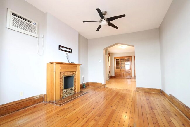 Building Photo - 2318 S Oakley Ave