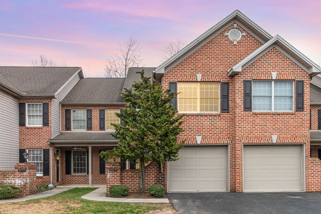 Primary Photo - Welcome to this charming 3 bedroom, 2.5 ba...
