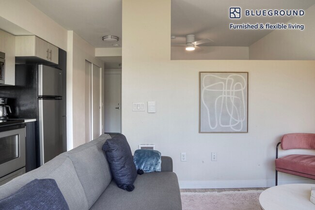 Building Photo - 3036 16th Ave W