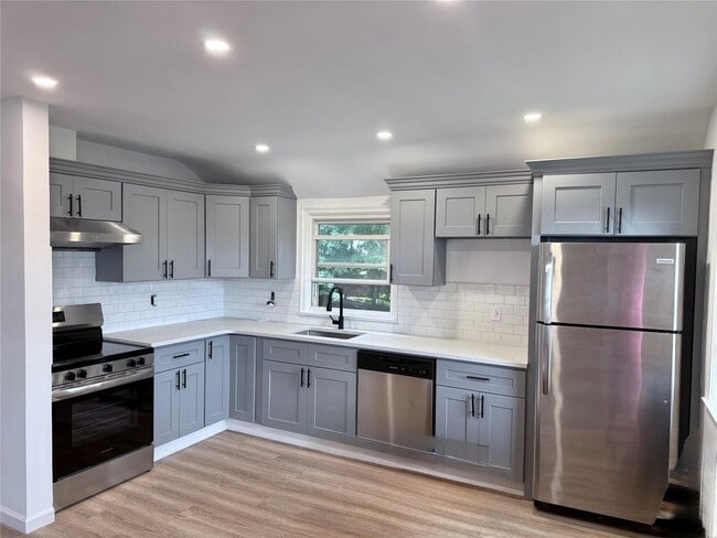 Building Photo - 414 Heathcote Ave