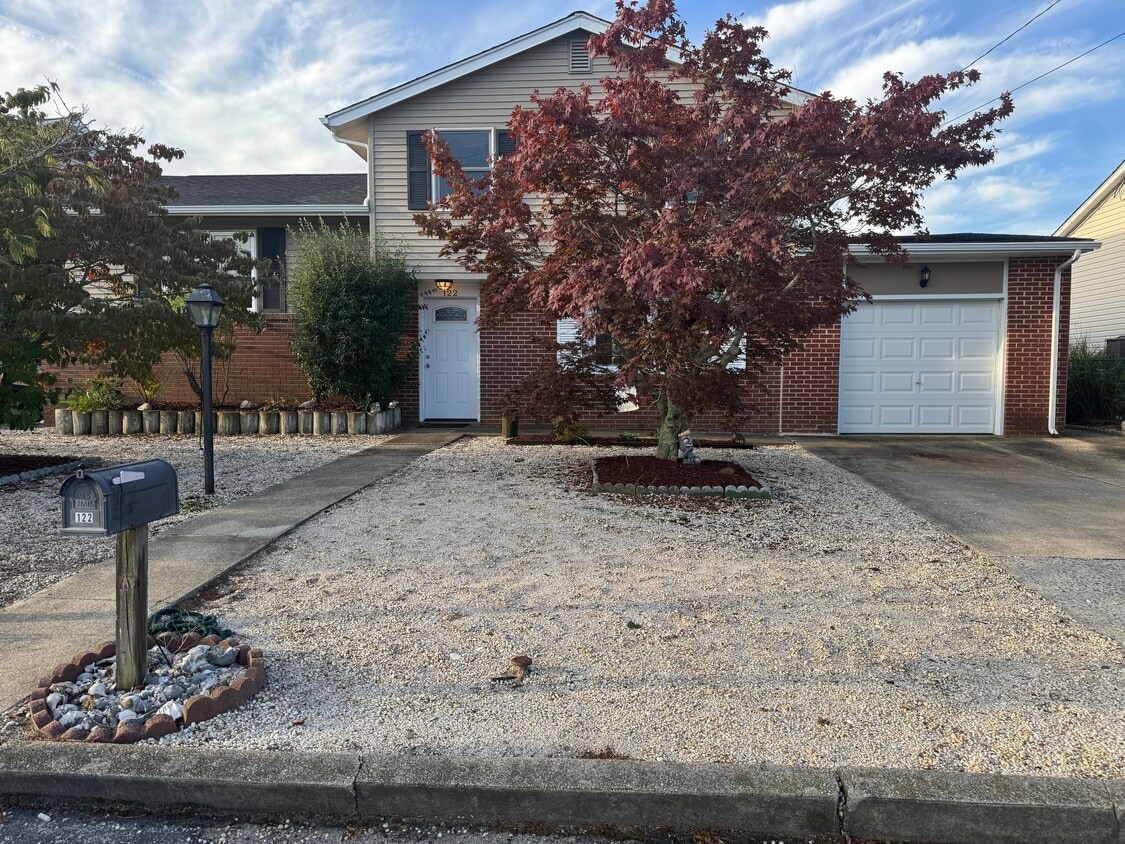 Primary Photo - 122 E Navasink Dr