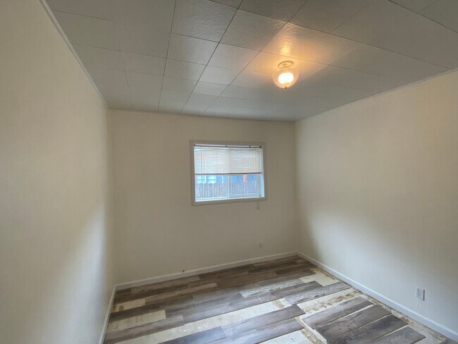 Building Photo - Bright 2 bedroom, 1 bath house in Gardiner...