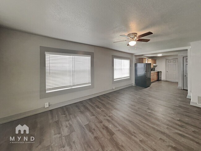 Foto del edificio - 320 N Main St