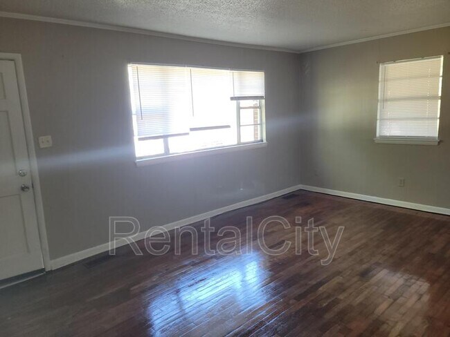 Building Photo - 1025 Flicker Dr