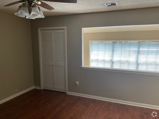 Building Photo - 107 Coulee Dr