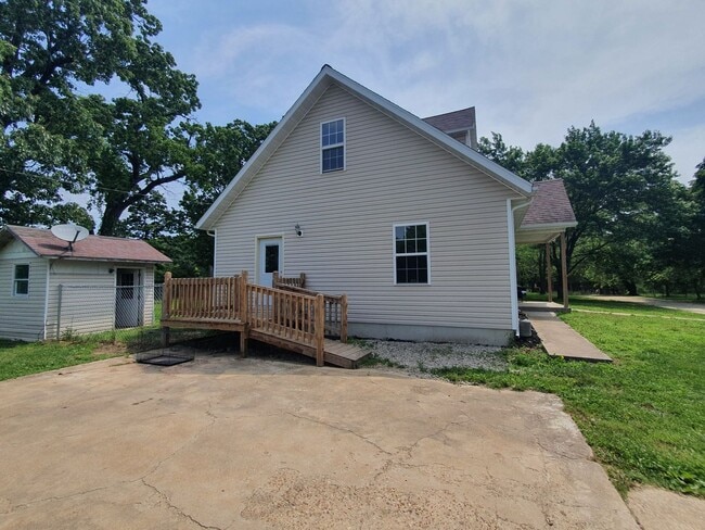 Building Photo - Country Home