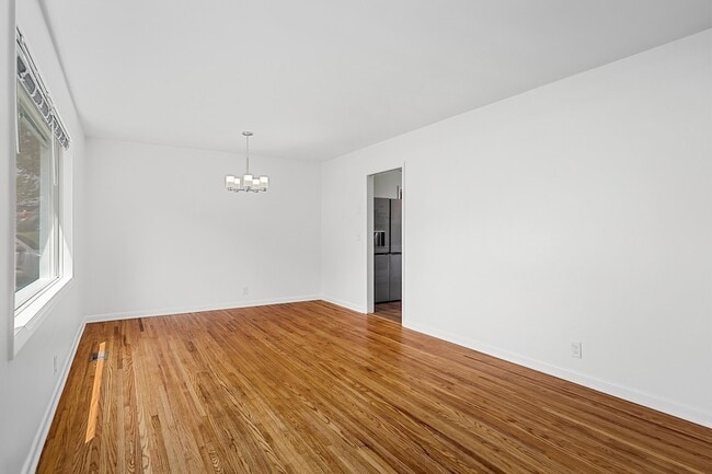 Building Photo - 2118 Crystal Dr