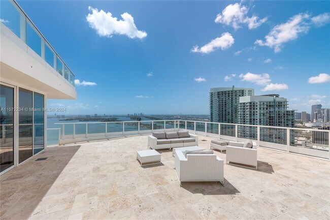 Foto del edificio - 2020 N Bayshore Dr