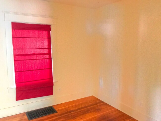 Foto del edificio - Vernon Craftsman Nestled into a Rare Dead-end with Bonus Entertainment Room
