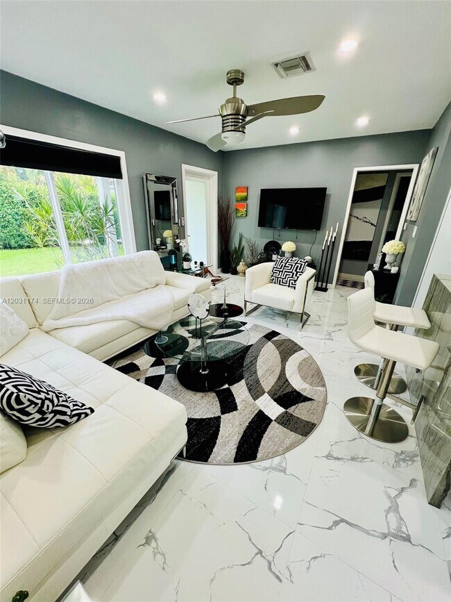 Foto del edificio - 920 NE 108th St