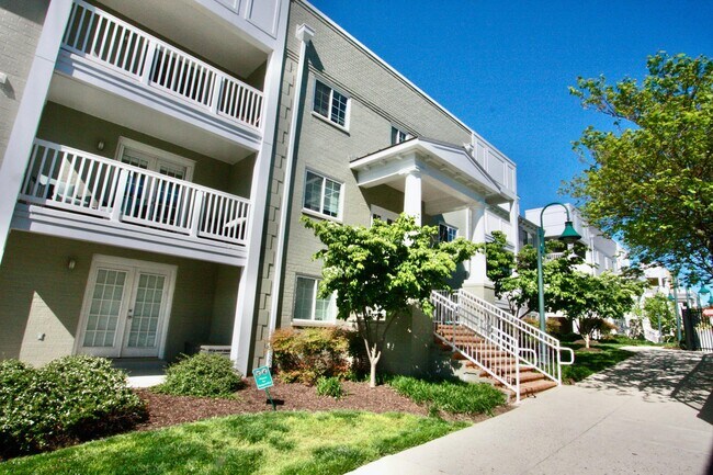 Building Photo - 4161 S Four Mile Run Dr
