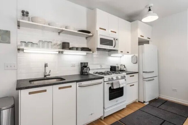 Building Photo - Gorgeous 2 bed 2 bath in the Uptown area