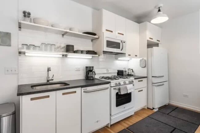 Building Photo - Quaint 2 Bed 2 Bath available in the Uptown area