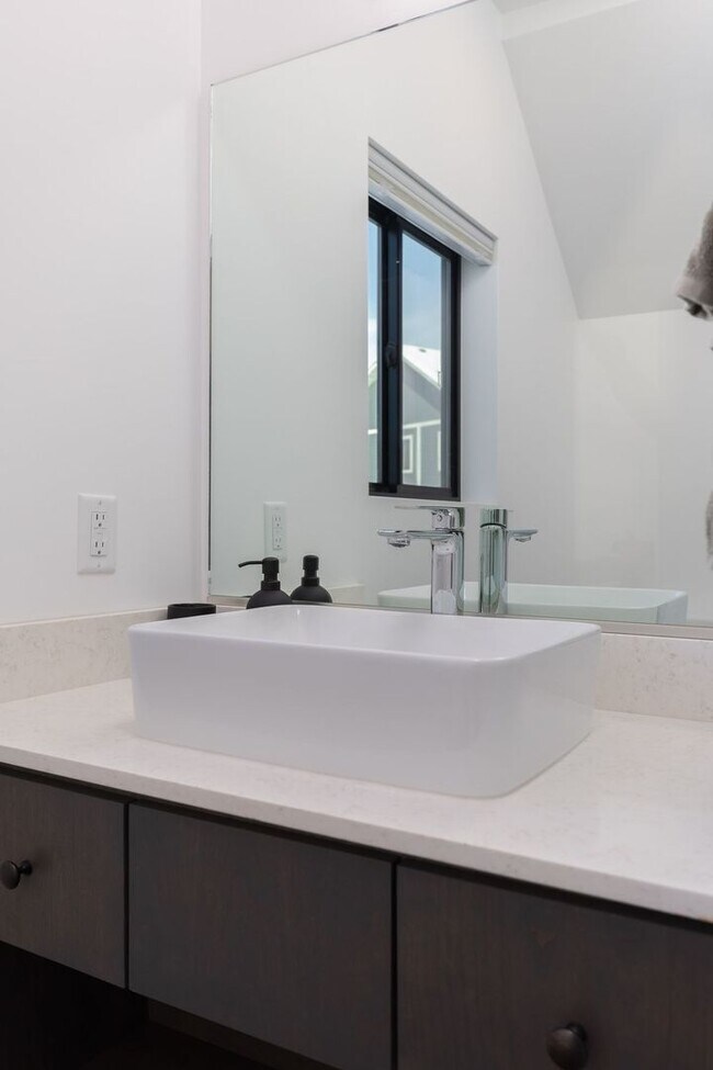 Building Photo - Fully Furnished - 2 bedroom / 2.5 unit in ...