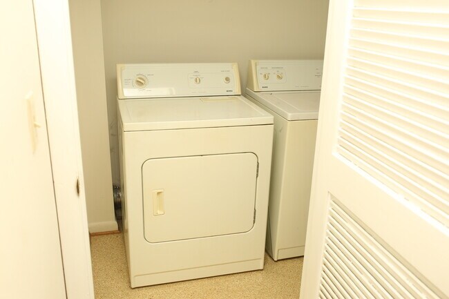Building Photo - One Bedroom with a Den at Turtle Creek!