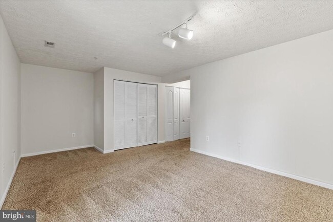 Building Photo - 2562 Woodland Pl