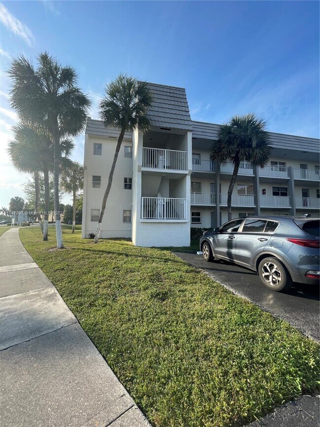 Foto del edificio - 8100 Sunrise Lakes Blvd