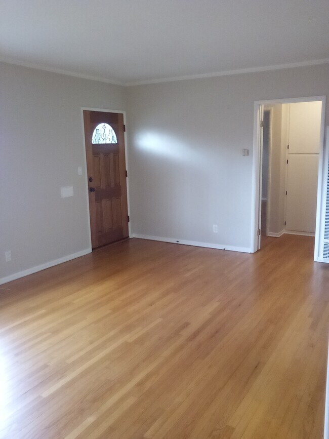 Livingroom - 2602 N Lincoln St