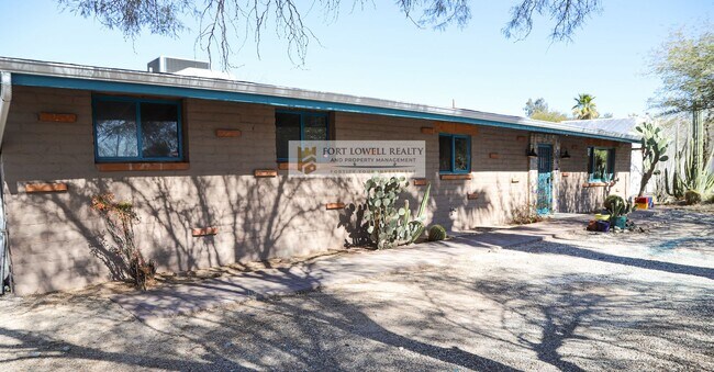 Building Photo - 4 bedroom 2 bath with washer and dryer/ la...