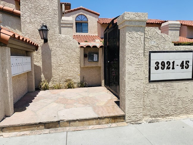 Portón de entrada a la propiedad - 3943 W 182nd St