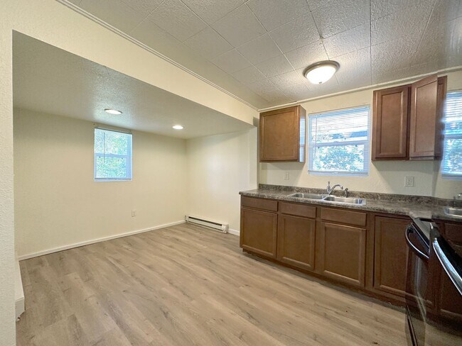 Foto del edificio - Pet Friendly 3 Bedroom Charmer located behind Corbett Field!