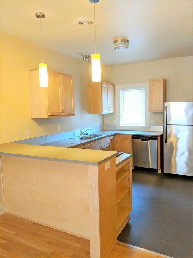 Foto del edificio - Updated 3 bedroom/3 bathroom duplex at E. ...